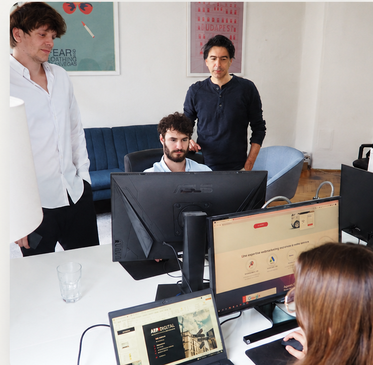L'équipe AEP Digital au travail sur une campagne Google Ads