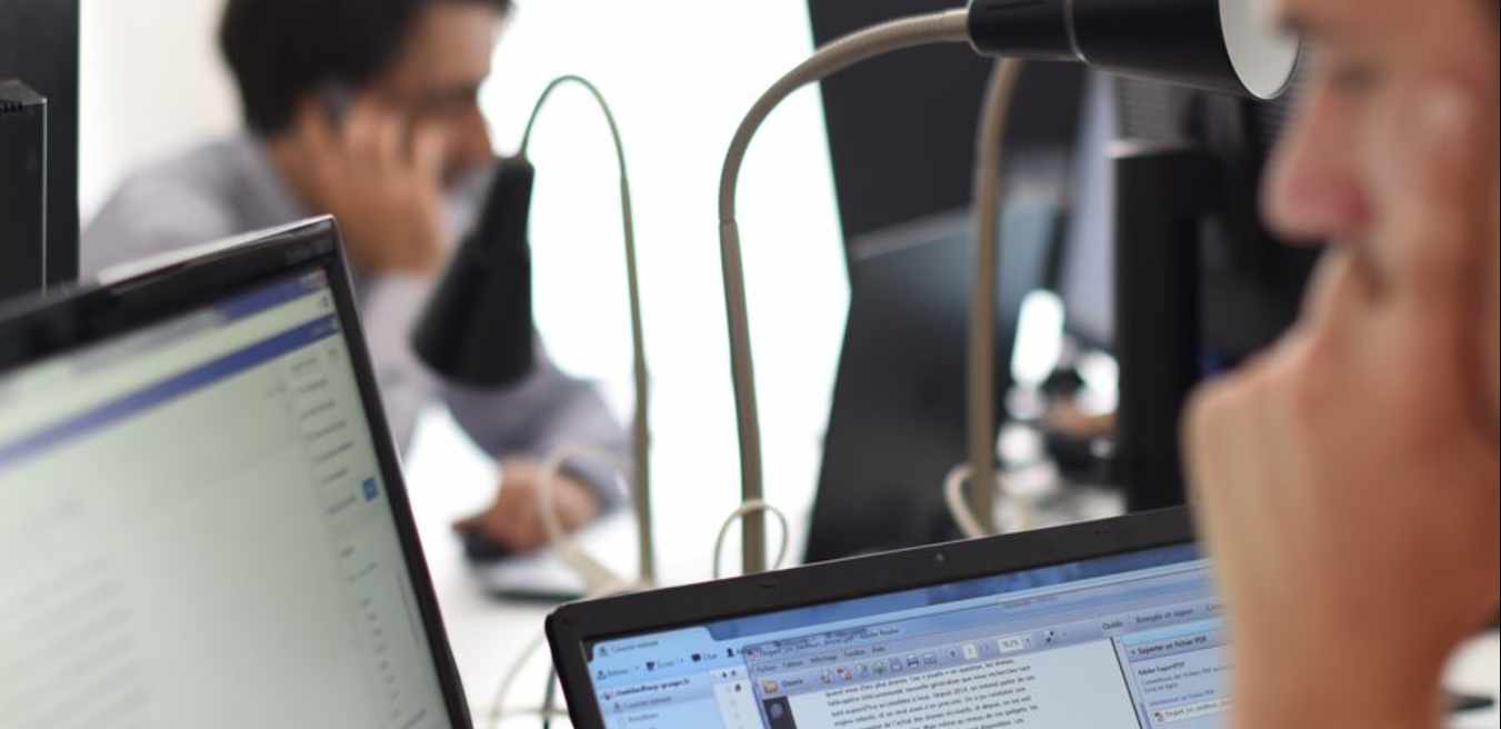 Expert Google Ads au téléphone avec un client