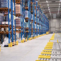 Rayonnage industriel dans un entrepôt logistique